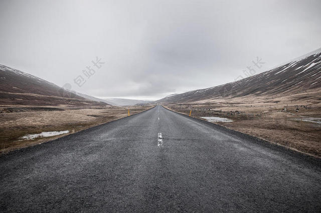 简约荒芜人烟的公路背景图片