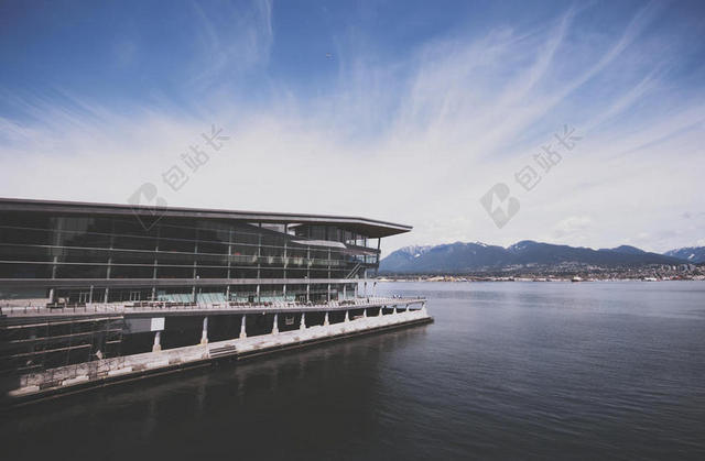 蓝色海边商务旅游度假建筑设计背景图片