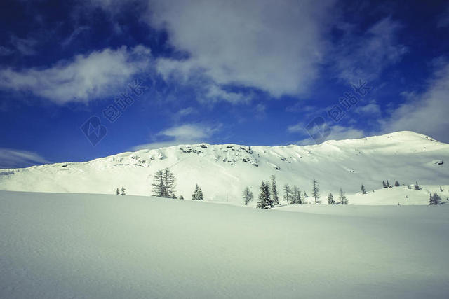 白色篮天雪地雪山旅游度假背景图片