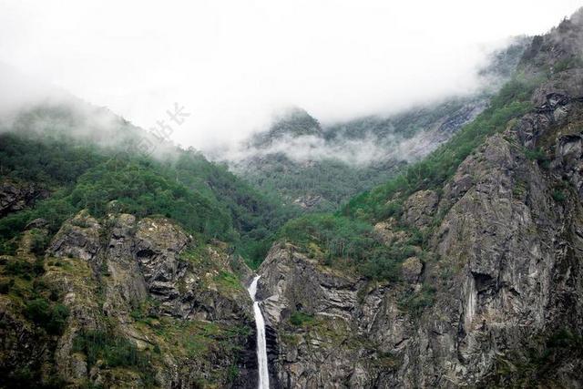 白色山水云雾瀑布岩石背景图片