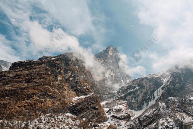旅游自然多云的山峰景色背景图片