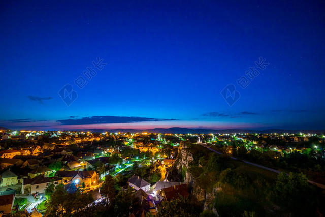 蓝色夜晚乡村小镇灯光建筑背景图片