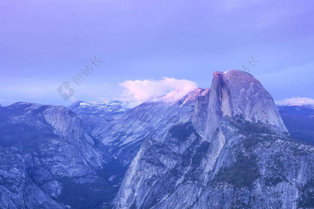 蓝色自然景观陡峭的山脉背景图片