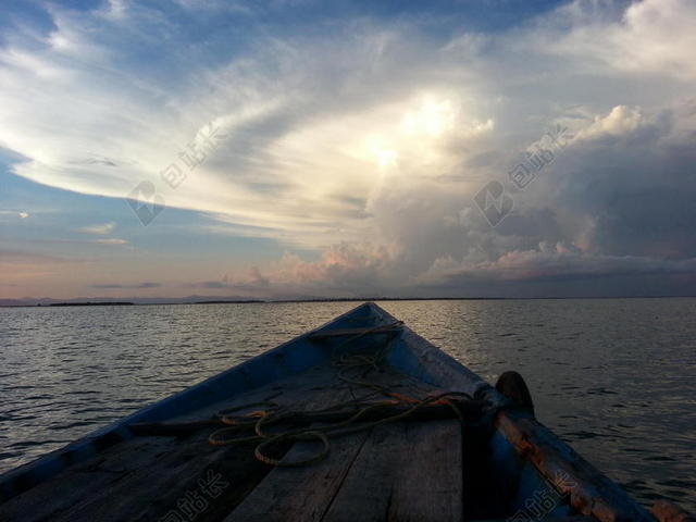 旅游自然海上划船观看云层景色背景图片
