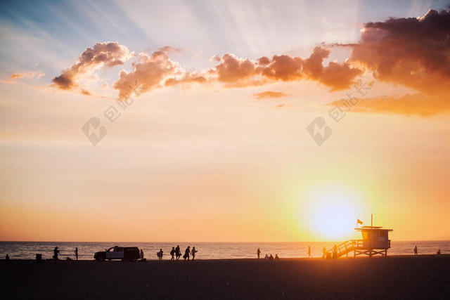 摄影夕阳下的海滩沙滩人群背景图片