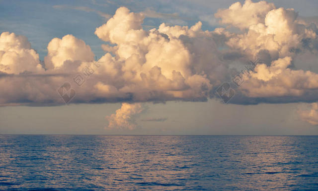 摄影唯美夕阳下的海洋波纹背景图片
