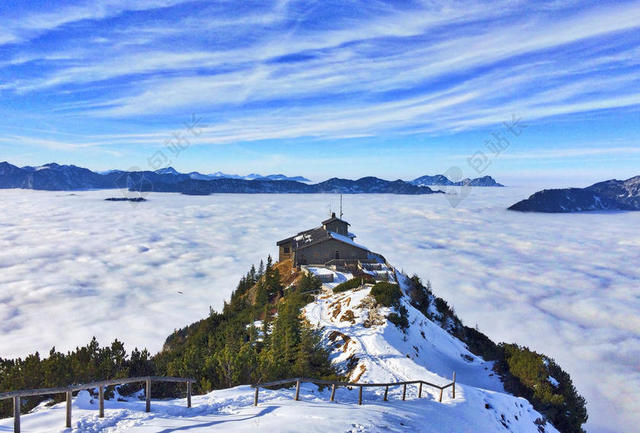 蓝天雪地深林雪山背景图片