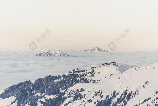 白色雪山壮阔背景图片