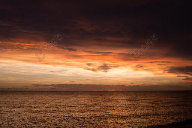 广告唯美夕阳之下的海浪背景图片