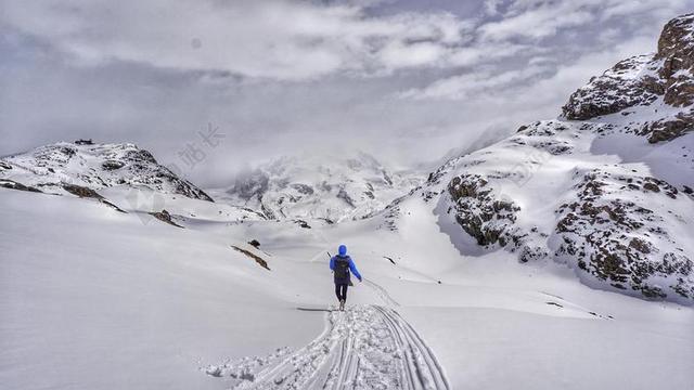 旅游自然雪山上徒步背景图片