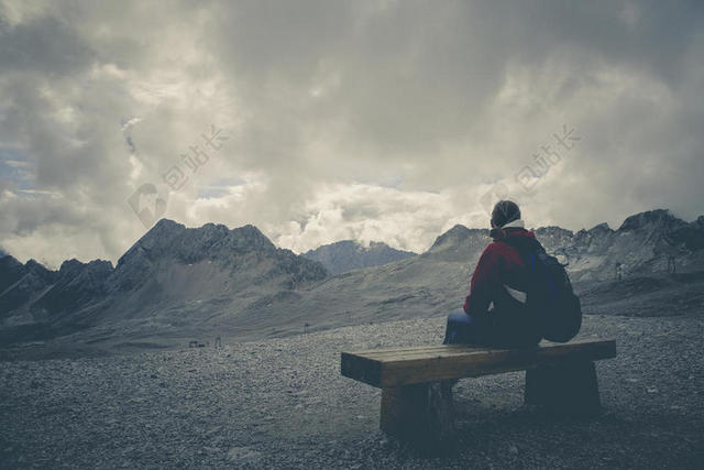 旅游自然单独登山者坐在石凳上背景图片