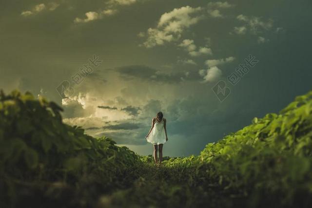 广告时尚乌云之下站在草地上的少女模特背景图片