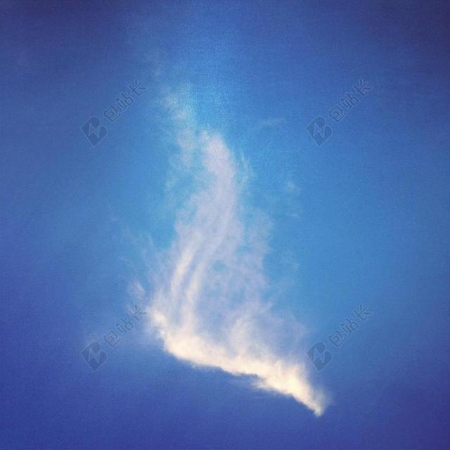 蓝色天空蔚蓝天空云痕背景图片