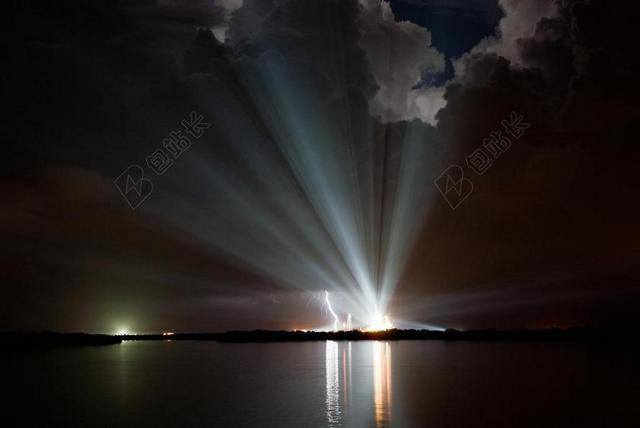 黑色天空唯美夜晚的云层光束折射下的大海背景图片