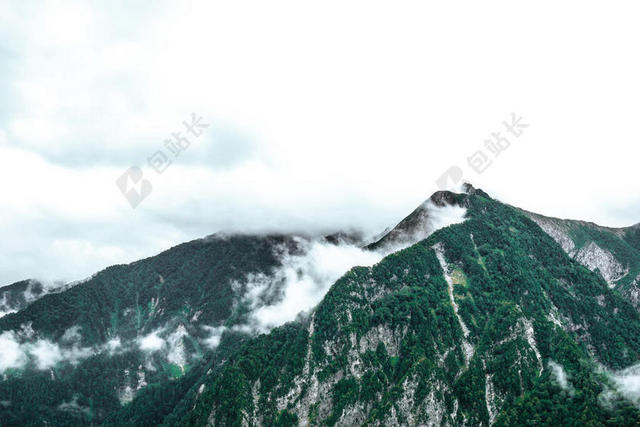摄影天空覆盖山峰的云层背景图片