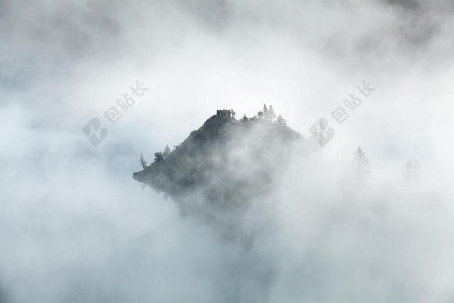 蓝黑自然飘渺朦胧云雾之间的山峰一角雾山自然背景观光图片