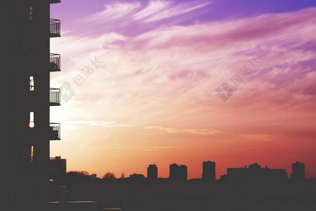 红色天空自然建筑云霞满天高楼阳台背景图片