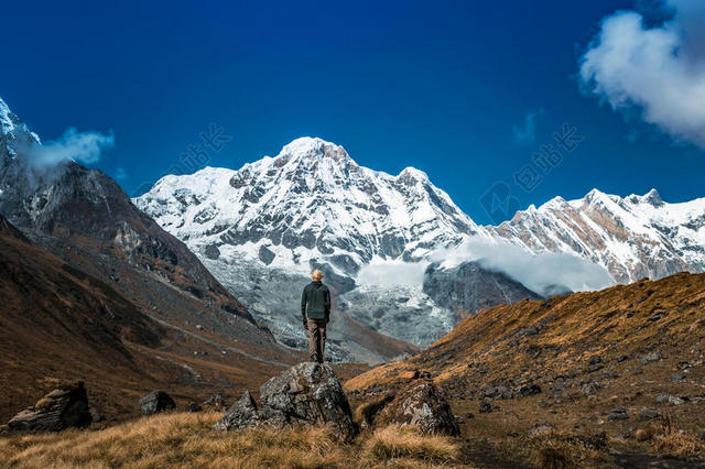 冒险 - 悬崖 - 攀登 - 云 - 寒冷的 - 风景 - 山 - 冬天 - 天空