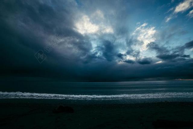海滩云自然夜晚大海沙滩天空背景图片