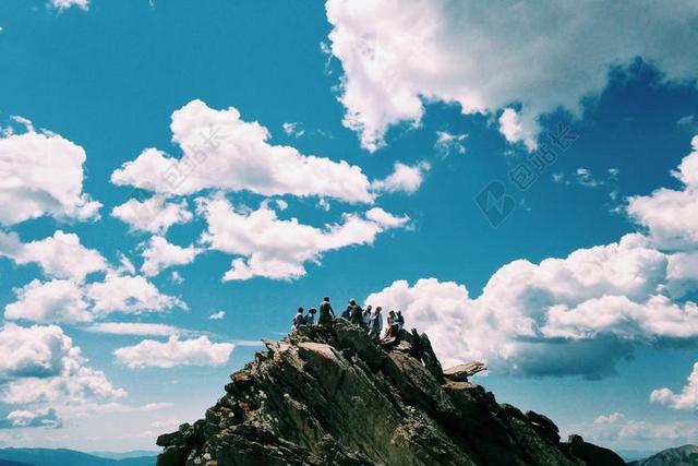 旅游清新山上的登山者观看景色背景图片