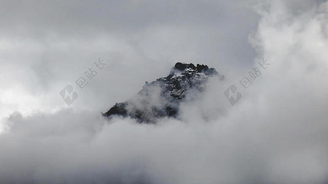 白色云雾缭绕山石背景图片