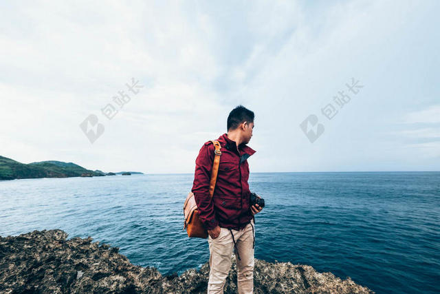 广告时尚模特岸边回头望大海背景图片