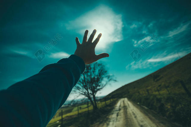 户外自然植物街道手触摸云彩旅游背景图片