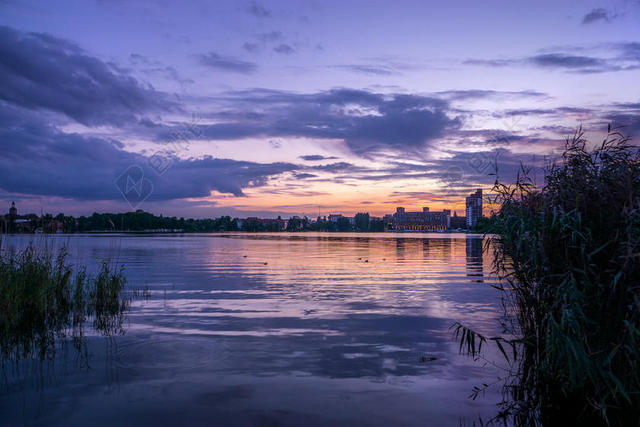 广告唯美海岸边的建筑倒影背景图片
