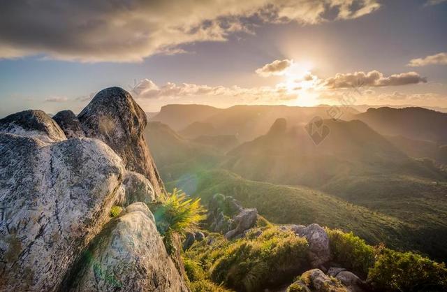 广告唯美夕阳下的石头风景背景图片
