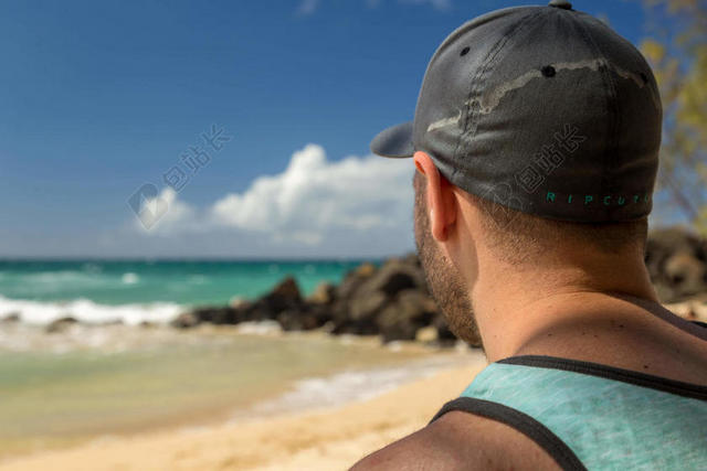 户外自然景观戴帽男旅游度假海景背景图片