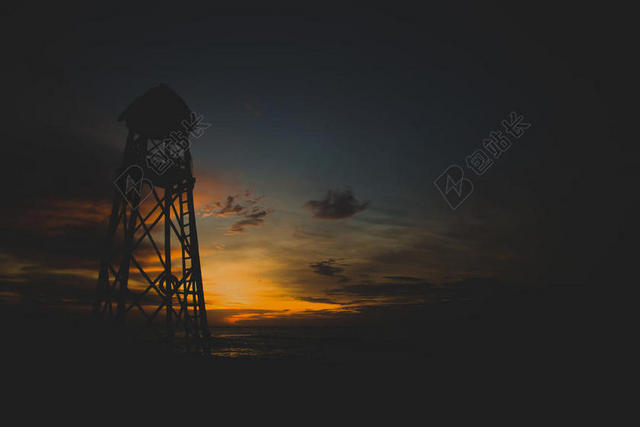 摄影自然夕阳下的昏暗灯塔背景图片