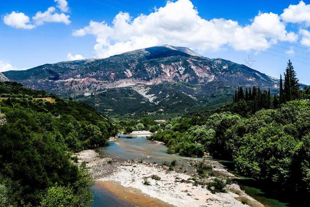 旅游自然户外岸边山林中的湖泊背景图片