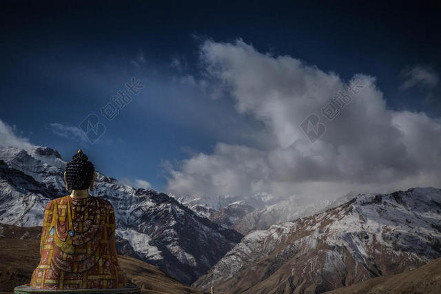 摄影简约雪山上的佛像背影背景图片