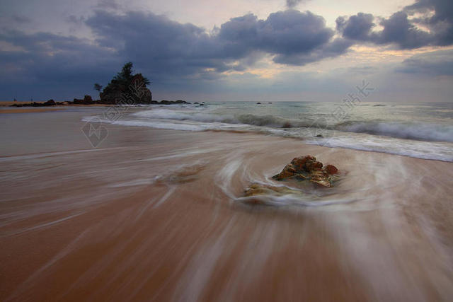 广告唯美岸边阻挡海水前进的石头背景图片