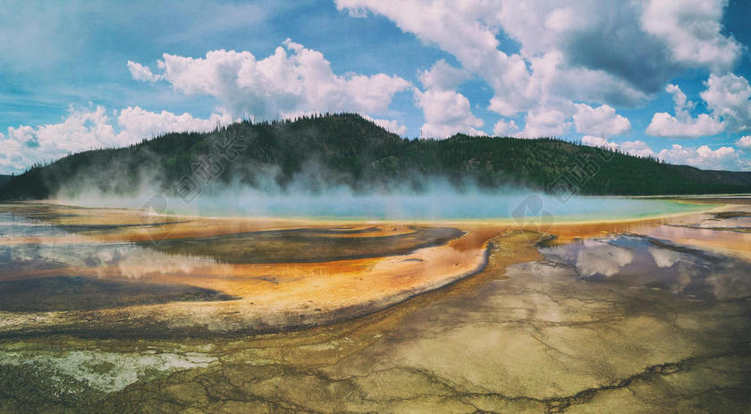 摄影自然上升的水雾背景图片