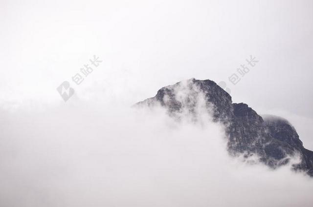 广告清新白雾覆盖的石山背景图片
