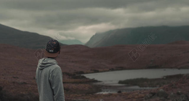 灰色自然景观山水昏黄戴帽男背景图片