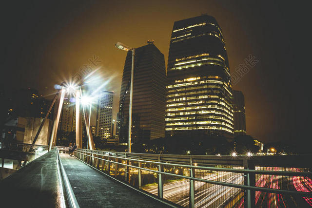 黑色摩天大楼商务交通城市背景图片