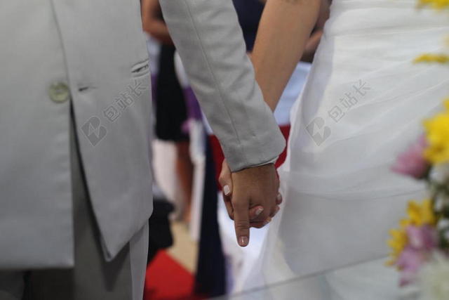 白色户外浪漫男女举办婚礼背景图片