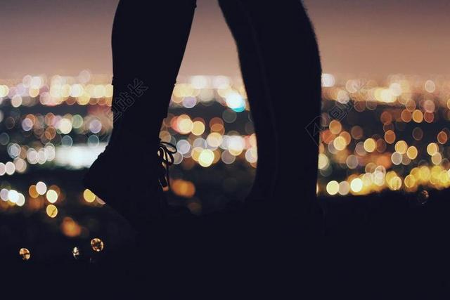 广告时尚夜景踮起脚亲吻的情侣背景图片