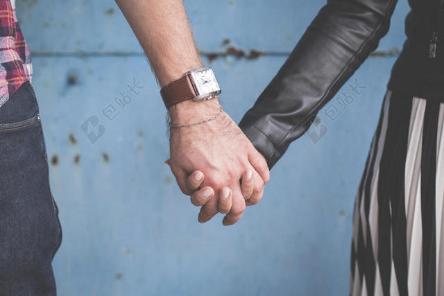 户外牵手男女情侣爱情背景图片