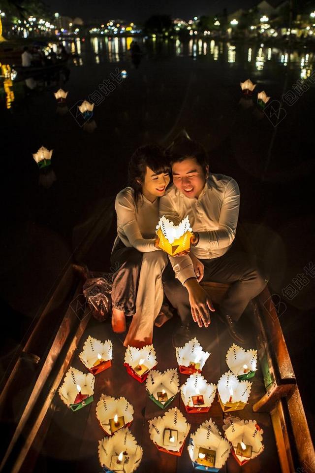 广告时尚船上的烛光背景图片