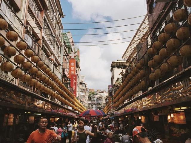 亚洲的建筑城市商业道路人群购物旅游背景图片
