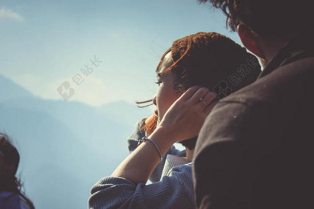 户外观赏旅游人群带帽女背景图片