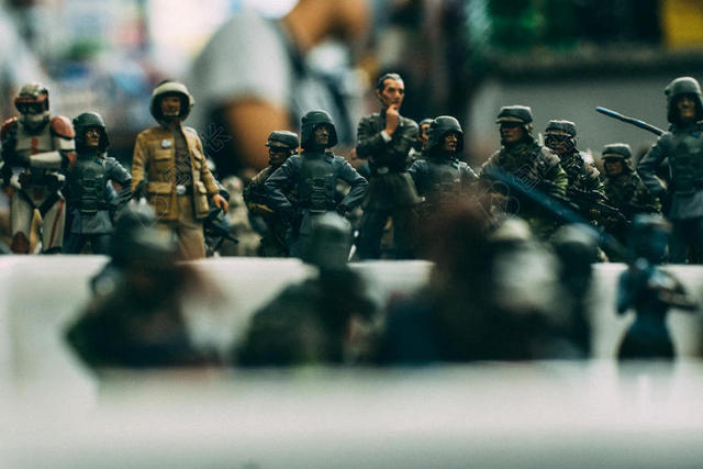 军事对阵士兵武器警方玩偶模型背景图片