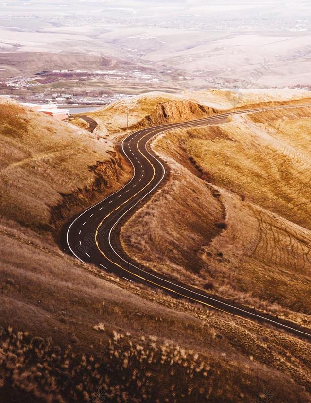 黄色自然壮丽群山之间的公路公路交通自然山峰背景图片