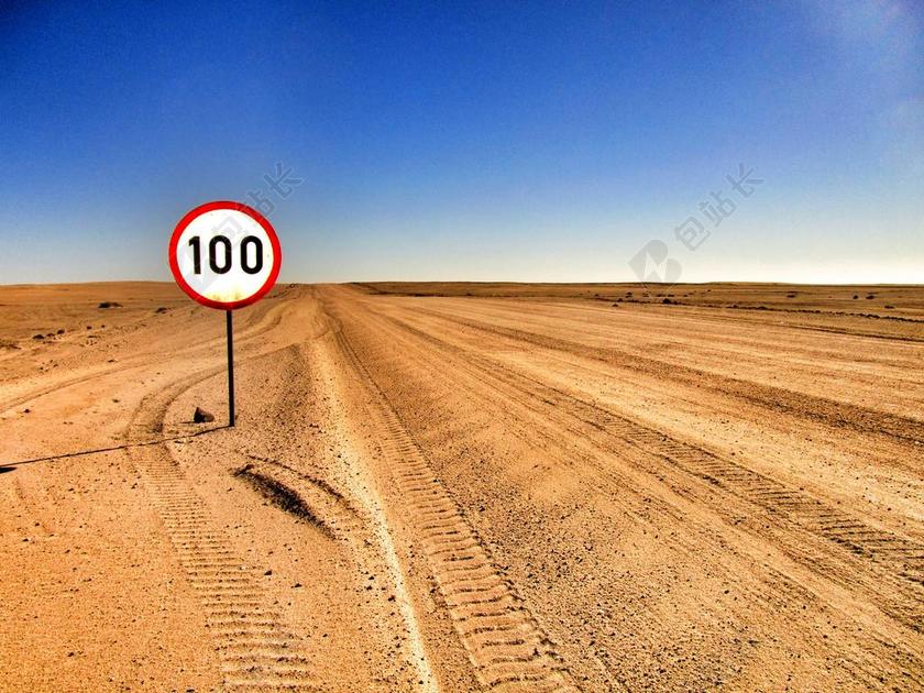 蓝黄自然开阔沙漠上的路和蓝天自然交通沙漠背景图片