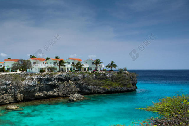 彩色自然清晰开阔蓝天下的大海和海边房子旅游度假休闲大海自然背景图片