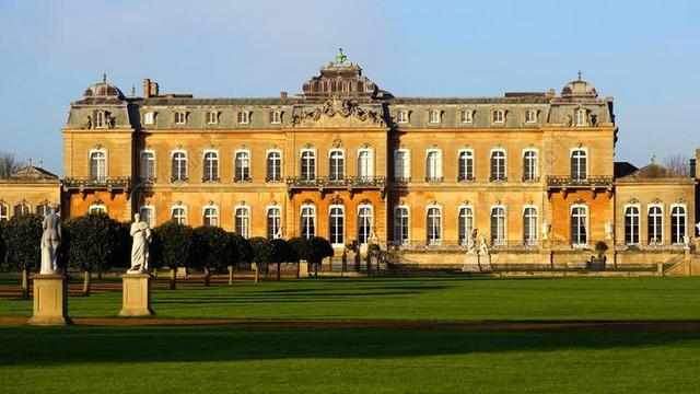 彩色建筑欧美典雅蓝天阳光下的欧美建筑群建筑设计旅游景点背景图片