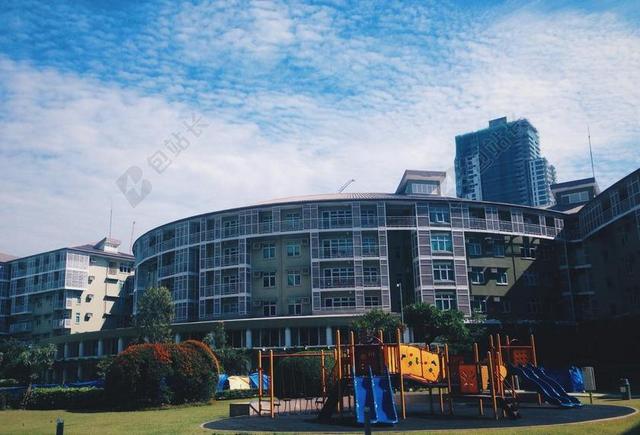 彩色建筑圆形清新蓝天下的圆环性建筑和游乐设施休闲建筑设计背景图片